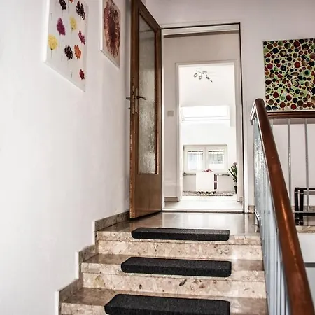 Pouringraz Fuer Kunst- Und Tennisliebhaber Apartament *