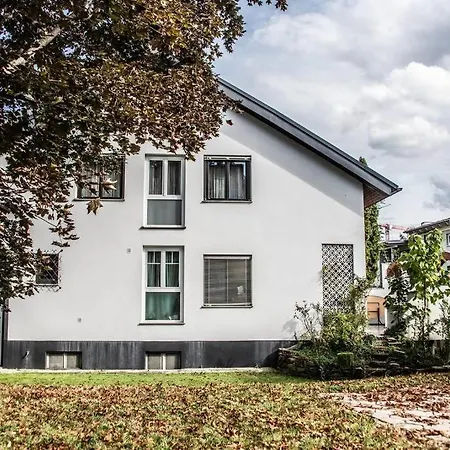 Pouringraz Fuer Kunst- Und Tennisliebhaber Apartament