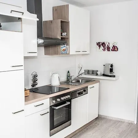 Pouringraz Fuer Kunst- Und Tennisliebhaber Graz