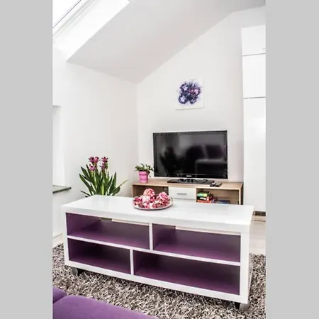 Apartment Pouringraz Für Kunst- Und Tennisliebhaber *