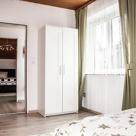 Appartement Pouringraz Fuer Kunst- Und Tennisliebhaber