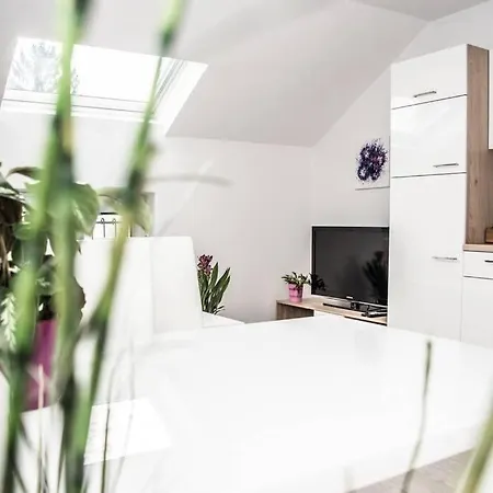 Pouringraz Für Kunst- Und Tennisliebhaber Apartment