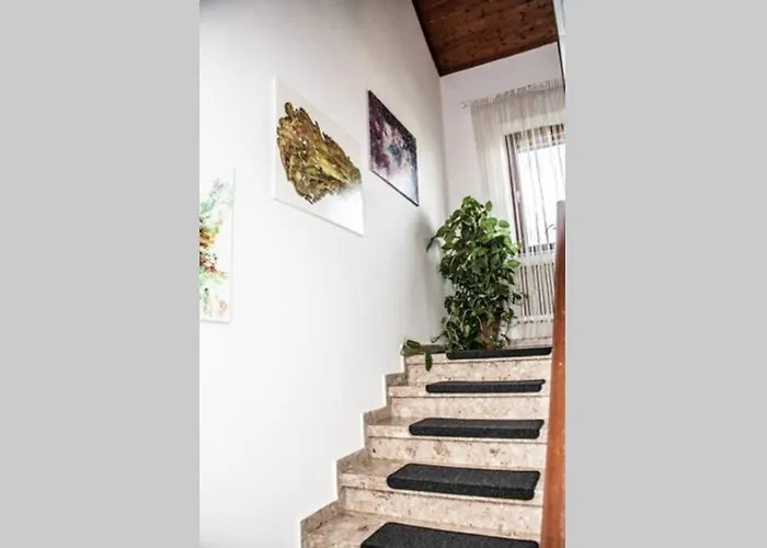 Apartment Pouringraz Fuer Kunst- Und Tennisliebhaber