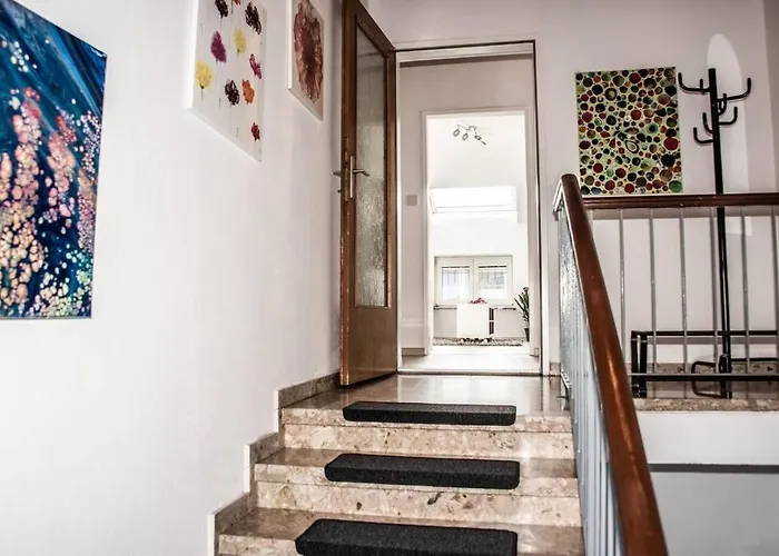 Pouringraz Fuer Kunst- Und Tennisliebhaber Apartman *