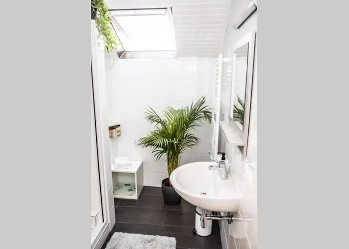 Apartment Pouringraz Fuer Kunst- Und Tennisliebhaber *