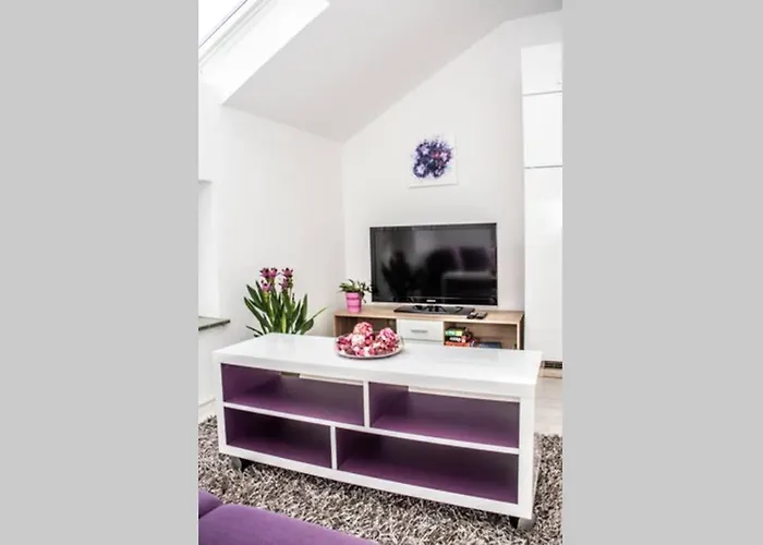 Apartment Pouringraz Fuer Kunst- Und Tennisliebhaber *