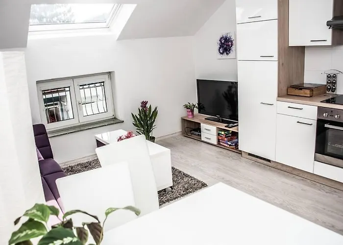 Pouringraz Fuer Kunst- Und Tennisliebhaber