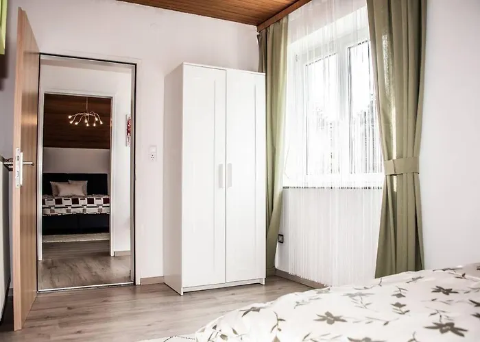 Apartment Pouringraz Fuer Kunst- Und Tennisliebhaber