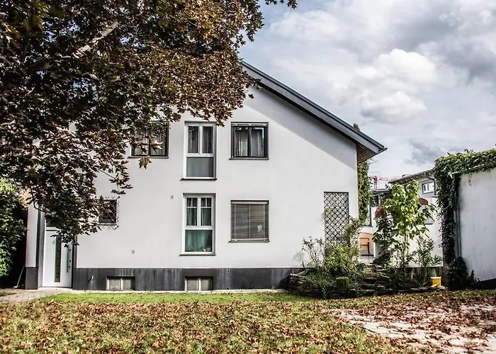 Pouringraz Fuer Kunst- Und Tennisliebhaber Apartman